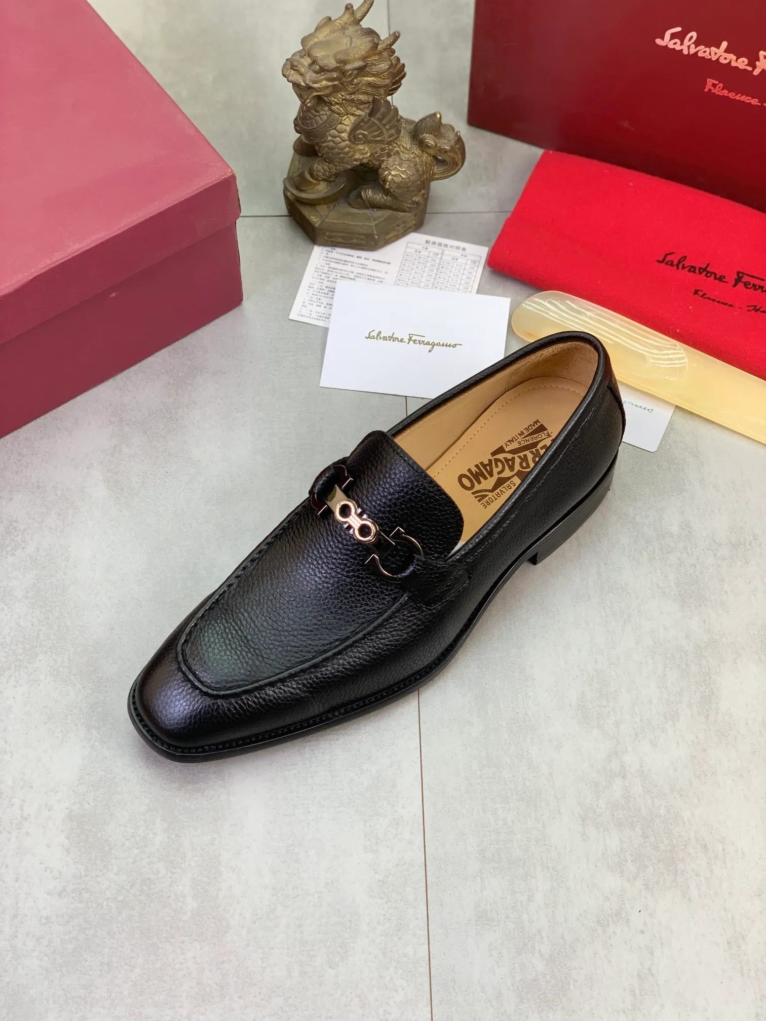 Men's Men's Shoes 💰P460💰[New Style] Water-dyed Niuli 🆘[Salvatore Ferragamo] Ferragamo's latest casual business leather shoes for men! Available at counters simultaneously! The fabric is made of specially imported original pebbled calfskin, and the lining is made of imported water-dyed cowhide. It is absolutely luxurious and leads the fashion trend. Matching code: 38-47 black and brown optional
